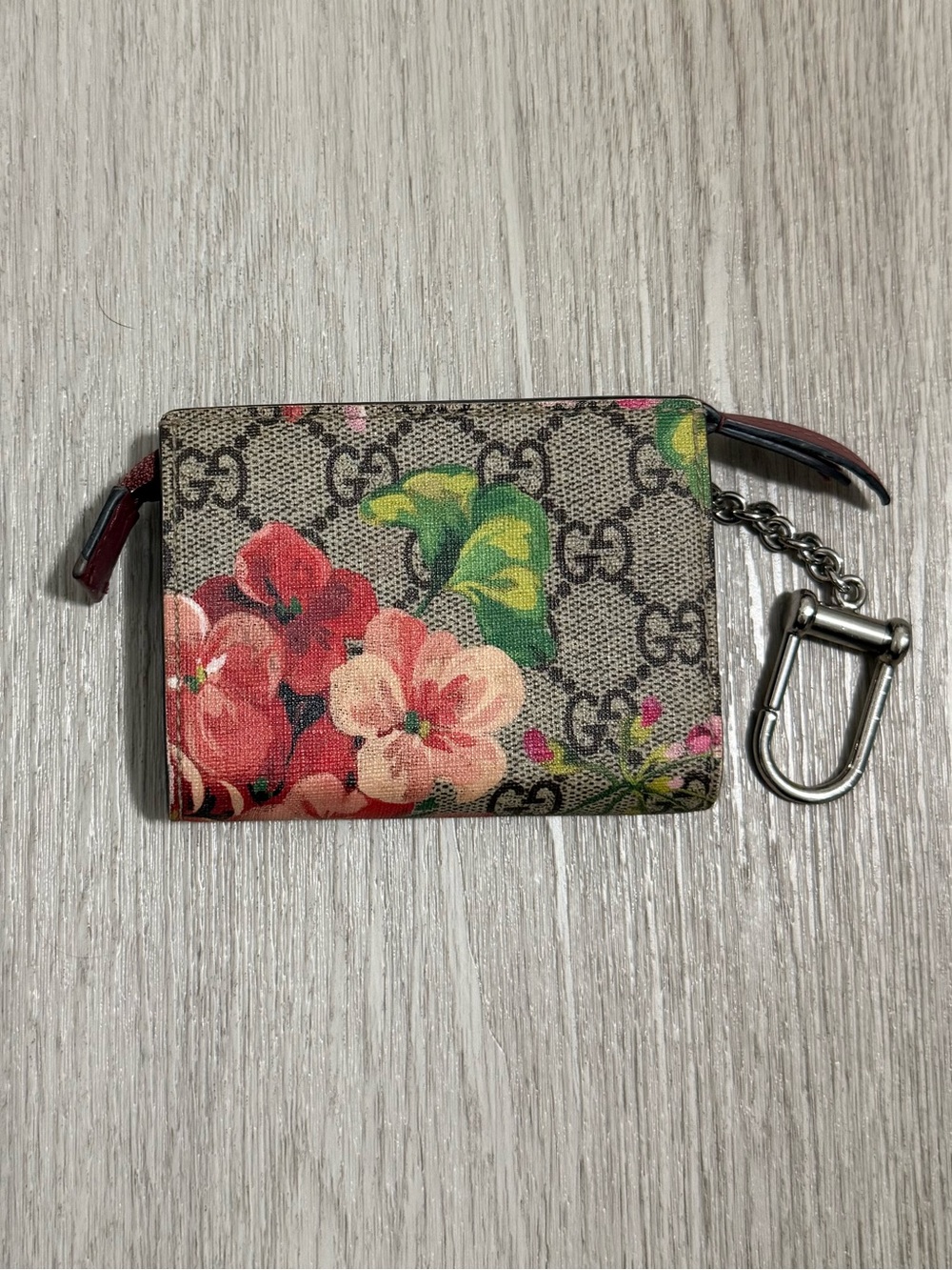 Gucci Beige GG Supreme Floral Card Holder with Key Clip